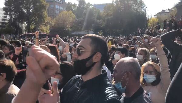 Митингующие на площади Свободы скандируют Арцах (11 ноября 2020). Еревaн  - Sputnik Армения
