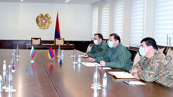 Министр обороны Армении Давид Тоноян встретился с командующим российскими миротворческими силами генерал-лейтенантом Рустамом Мурадовым (11 ноября 2020). Еревaн - Sputnik Армения