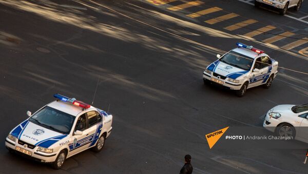 Полицейские автомобили подъезжают к Дому правительства (11 ноября 2020). Еревaн - Sputnik Արմենիա