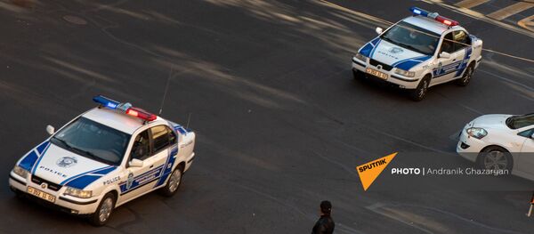 Полицейские автомобили подъезжают к Дому правительства (11 ноября 2020). Еревaн Полицейские автомобили подъезжают к Дому правительства (11 ноября 2020). Еревaн - Sputnik Արմենիա