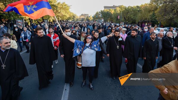 Несогласные с решением премьер-министра граждане шествуют от Дома правительства к зданию Парламента (11 ноября 2020). Еревaн - Sputnik Армения