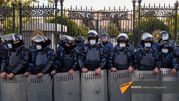 Полиция заблокировала вход к зданию Парламента Армении (11 ноября 2020). Еревaн - Sputnik Արմենիա