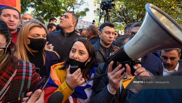 Несогласные с решением премьер-министра граждане у Дома правительства (11 ноября 2020). Еревaн - Sputnik Армения