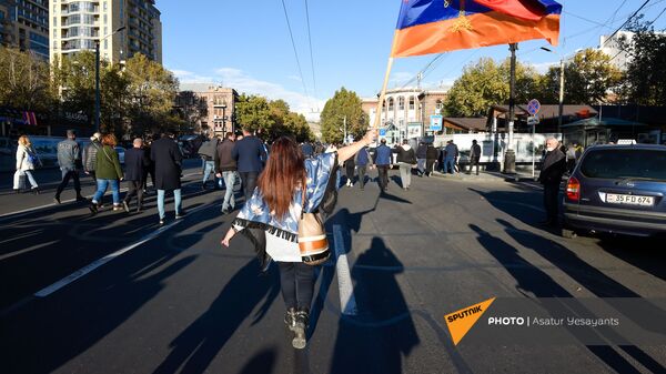 Участница шествия в Ереване - Sputnik Армения