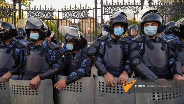Полиция заблокировала вход к зданию Парламента Армении (11 ноября 2020). Еревaн - Sputnik Армения