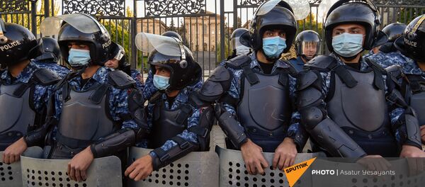 Полиция заблокировала вход к зданию Парламента Армении (11 ноября 2020). Еревaн - Sputnik Արմենիա