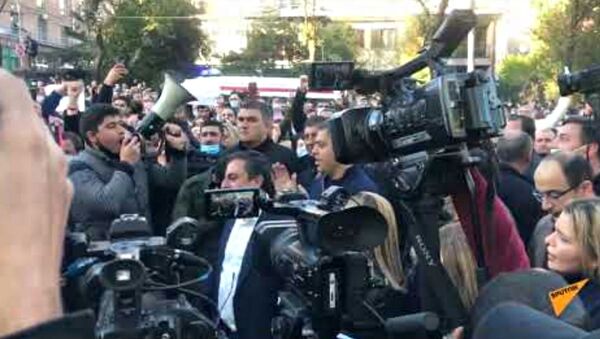 Несогласные с решением премьер-министра граждане поют на улице Баграмяна - Sputnik Армения