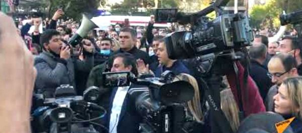 Несогласные с решением премьер-министра граждане поют на улице Баграмяна - Sputnik Армения