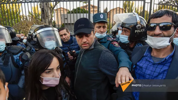 Полиция заблокировала вход к зданию Парламента Армении (11 ноября 2020). Еревaн - Sputnik Армения