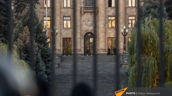 Полиция заблокировала вход к зданию Парламента Армении (11 ноября 2020). Еревaн - Sputnik Армения