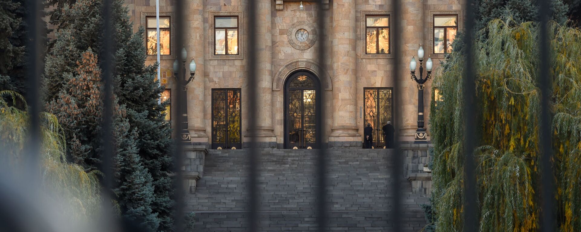 Полиция заблокировала вход к зданию Парламента Армении (11 ноября 2020). Еревaн - Sputnik Արմենիա, 1920, 26.07.2021