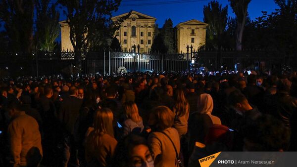 Несогласные с решением премьер-министра граждане перед зданием Парламента (11 ноября 2020). Еревaн - Sputnik Армения