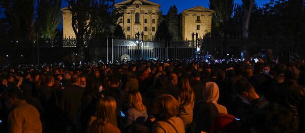 Несогласные с решением премьер-министра граждане перед зданием Парламента (11 ноября 2020). Еревaн Несогласные с решением премьер-министра граждане перед зданием Парламента (11 ноября 2020). Еревaн - Sputnik Армения