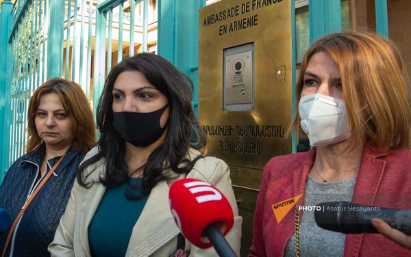 Акция протеста женщин Гадрута у посольств стран сопредседателей МГ ОБСЕ (12 ноября 2020). Еревaн - Sputnik Армения