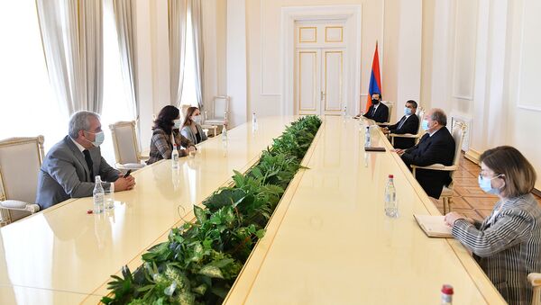 Президент Армен Саркисян в рамках совещаний с парламентскими и внепарламентскими партиями, принял представителей фракции Мой Шаг (12 ноября 2020). Еревaн - Sputnik Արմենիա