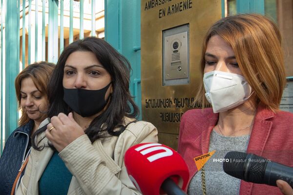 Где нам жить?! Жительницы Гадрута возмущены решением о передаче города Азербайджану Где нам жить?! Жительницы Гадрута возмущены решением о передаче города Азербайджану - Sputnik Армения