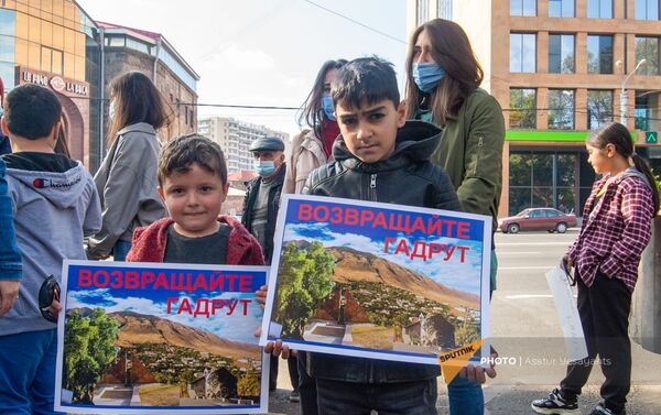 Акция протеста жителей Гадрута у посольств стран сопредседателей МГ ОБСЕ (12 ноября 2020). Еревaн - Sputnik Армения