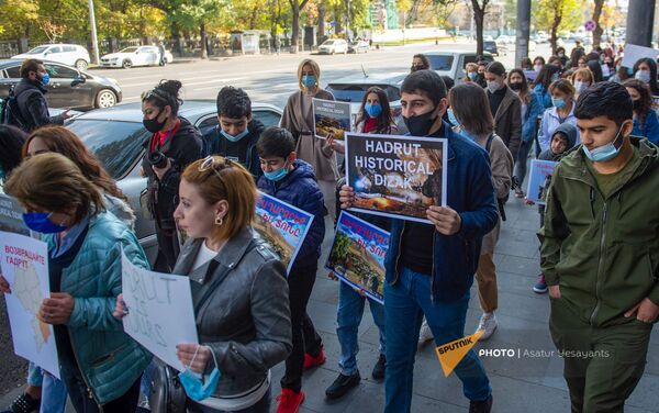 Акция протеста жителей Гадрута у посольств стран сопредседателей МГ ОБСЕ (12 ноября 2020). Еревaн - Sputnik Армения