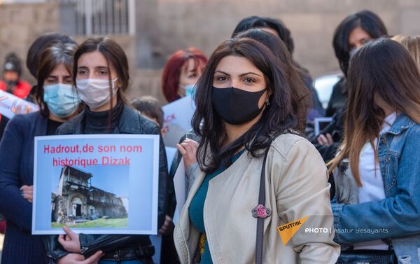 Акция протеста женщин Гадрута у посольств стран сопредседателей МГ ОБСЕ (12 ноября 2020). Еревaн - Sputnik Армения
