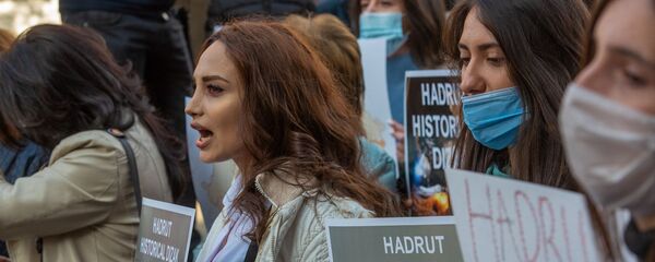 Акция протеста женщин Гадрута у посольств стран сопредседателей МГ ОБСЕ (12 ноября 2020). Еревaн - Sputnik Արմենիա