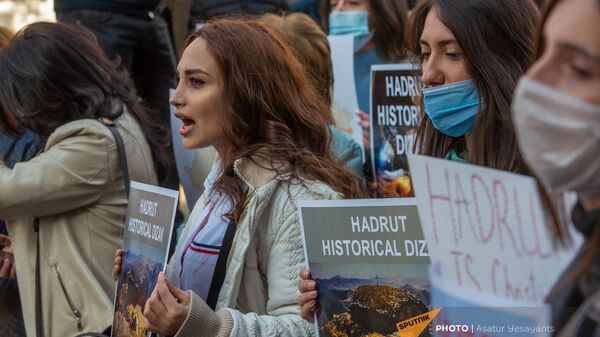 Акция протеста женщин Гадрута у посольств стран сопредседателей МГ ОБСЕ (12 ноября 2020). Еревaн - Sputnik Արմենիա