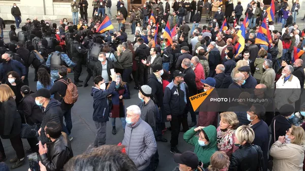 В Ереване одновременно проходили два митинга, акцию Сефиляна полиция разогнала В Ереване одновременно проходили два митинга, акцию Сефиляна полиция разогнала - Sputnik Армения