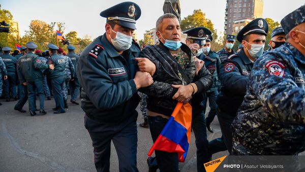 Полиция задерживает граждан, собравшихся на площади Свободы (12 ноября 2020). Еревaн - Sputnik Армения