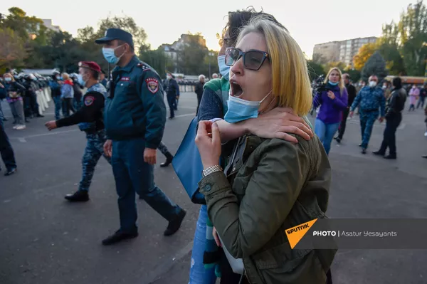В Ереване одновременно проходили два митинга, акцию Сефиляна полиция разогнала В Ереване одновременно проходили два митинга, акцию Сефиляна полиция разогнала - Sputnik Армения