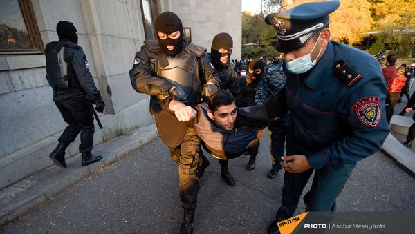 Полиция задерживает граждан, собравшихся на площади Свободы (12 ноября 2020). Еревaн - Sputnik Արմենիա
