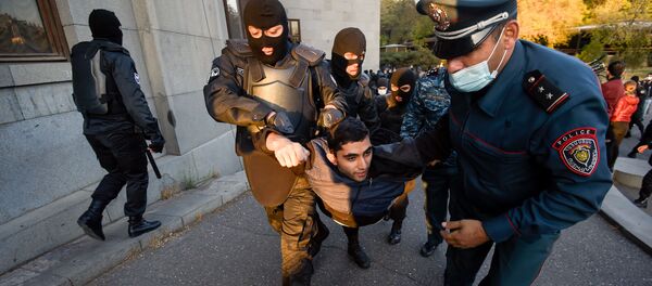 Полиция задерживает граждан, собравшихся на площади Свободы (12 ноября 2020). Еревaн Полиция задерживает граждан, собравшихся на площади Свободы (12 ноября 2020). Еревaн - Sputnik Армения