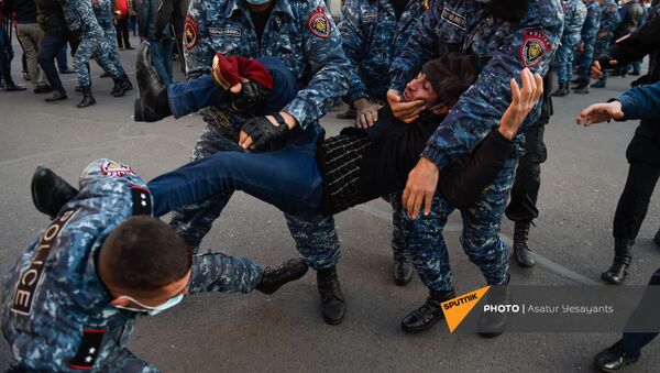 Полиция задерживает граждан, собравшихся на площади Свободы (12 ноября 2020). Еревaн - Sputnik Армения