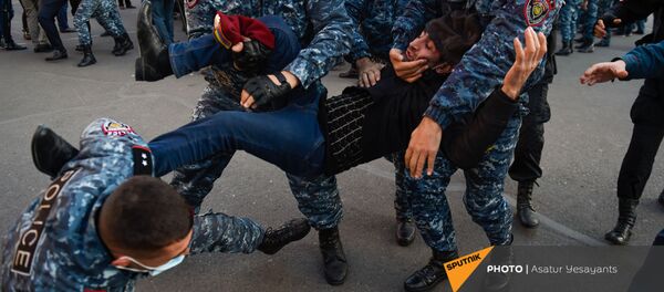 Полиция задерживает граждан, собравшихся на площади Свободы (12 ноября 2020). Еревaн - Sputnik Армения