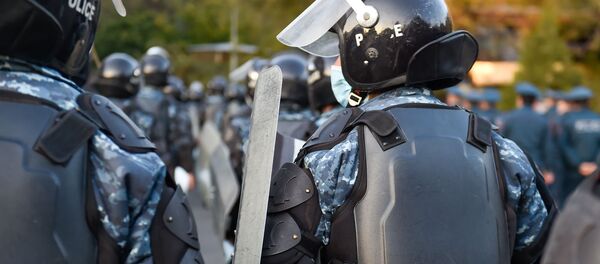 Полиция задерживает граждан, собравшихся на площади Свободы (12 ноября 2020). Еревaн - Sputnik Армения
