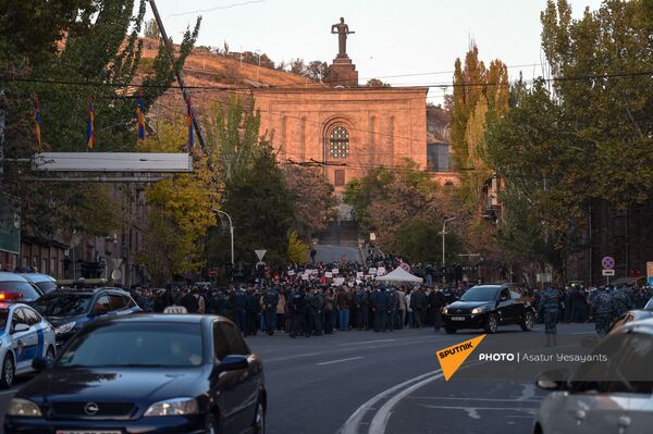 Участники митинга оппозиции в Ереване направляются шествием к зданию СНБ - Sputnik Армения