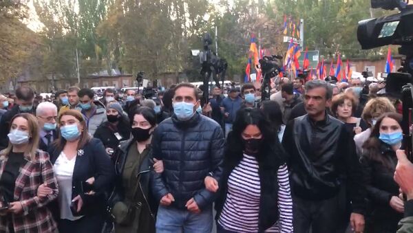 Митингующие направляются к зданию СНБ  (12 ноября 2020). Еревaн - Sputnik Армения