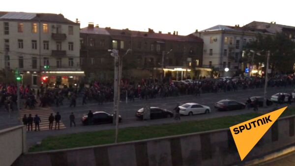 Участники митинга оппозиции в Ереване направляются шествием к зданию СНБ - Sputnik Армения