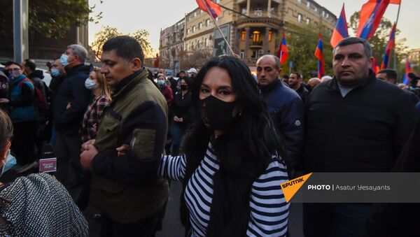 Протестующие двинулись к зданию СНБ Армении (12 ноября 2020). Еревaн - Sputnik Արմենիա