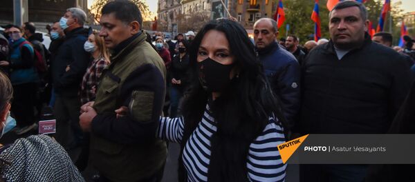 Протестующие двинулись к зданию СНБ Армении (12 ноября 2020). Еревaн Протестующие двинулись к зданию СНБ Армении (12 ноября 2020). Еревaн - Sputnik Армения