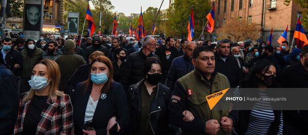 Протестующие двинулись к зданию СНБ Армении (12 ноября 2020). Еревaн - Sputnik Армения