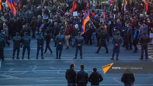 Протестующие двинулись к зданию СНБ Армении (12 ноября 2020). Еревaн - Sputnik Армения