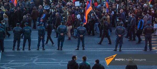 Протестующие двинулись к зданию СНБ Армении (12 ноября 2020). Еревaн Протестующие двинулись к зданию СНБ Армении (12 ноября 2020). Еревaн - Sputnik Արմենիա