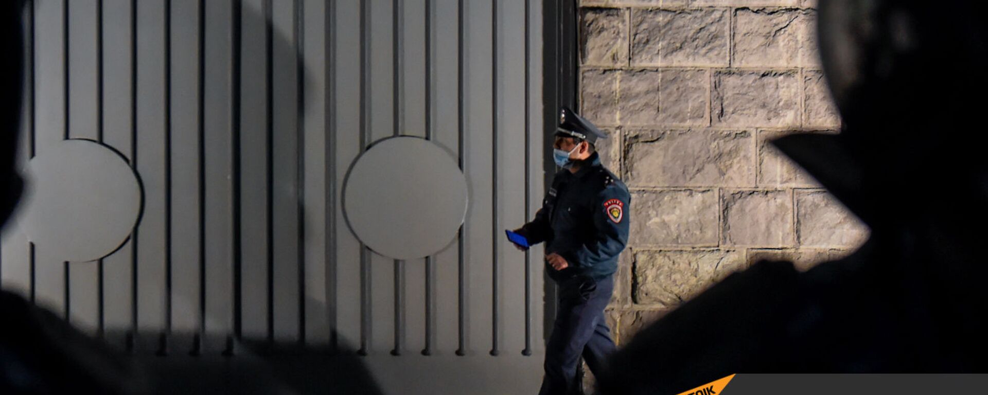 Сотрудник полиции у здания СНБ Армении (12 ноября 2020). Еревaн - Sputnik Արմենիա, 1920, 04.01.2022