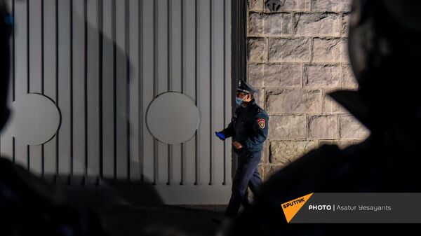 Сотрудник полиции у здания СНБ Армении (12 ноября 2020). Еревaн - Sputnik Армения