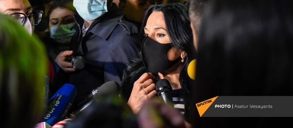 Наира Зограбян выступает с речью у здания СНБ Армении (12 ноября 2020). Еревaн - Sputnik Արմենիա