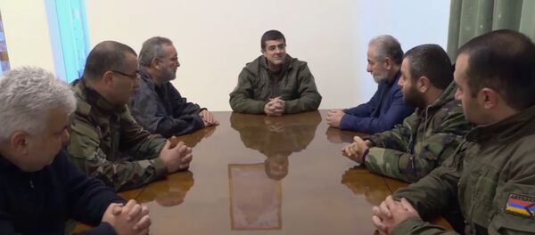 Президент НКР Араик Арутюнян встретился с представителями фракций НС Карабаха (13 ноября 2020). Степанакерт - Sputnik Արմենիա