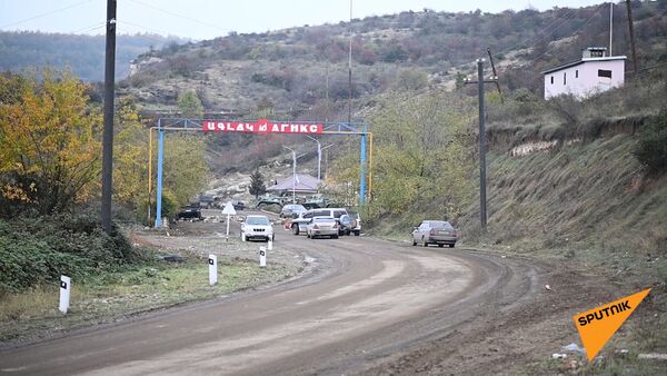 На дороге из Степанакерта в Шуши уже установлен КПП российских миротворцев.  - Sputnik Армения
