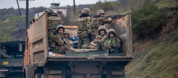 На дороге из Степанакерта в Шуши установлен КПП российских миротворцев (13 ноября 2020). Карабах На дороге из Степанакерта в Шуши установлен КПП российских миротворцев (13 ноября 2020). Карабах - Sputnik Армения
