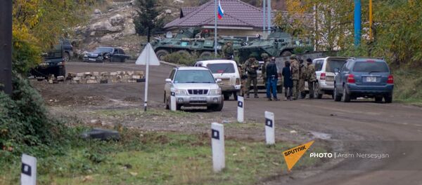На дороге из Степанакерта в Шуши установлен КПП российских миротворцев (13 ноября 2020). Карабах - Sputnik Армения