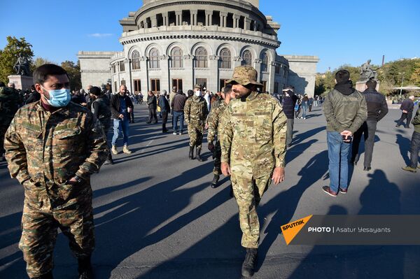 Группа людей в военной форме присоединилась к акции протеста в Ереване Группа людей в военной форме присоединилась к акции протеста в Ереване - Sputnik Армения