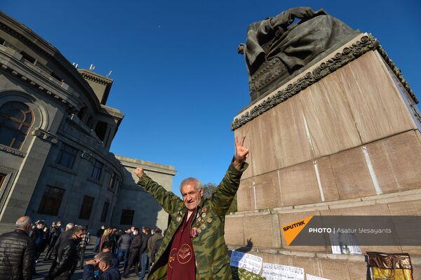 Группа людей в военной форме присоединилась к акции протеста в Ереване Группа людей в военной форме присоединилась к акции протеста в Ереване - Sputnik Армения